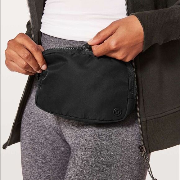 Lululemon Everywhere Belt Bag‎ Crinkle Nylon 1L
Black Nwt - Picture 2 of 6